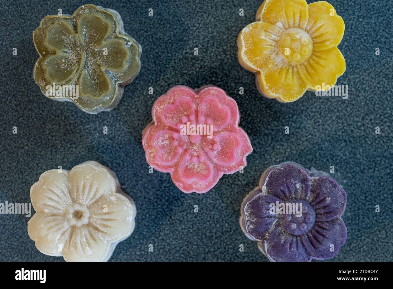 Pasteles de luna llenos de frijoles rojos. El Festival del Medio Otoño (también Festival de la Luna o Festival de la Tarta de Luna), es un festival de la cosecha celebrado en la cultura china Foto de stock