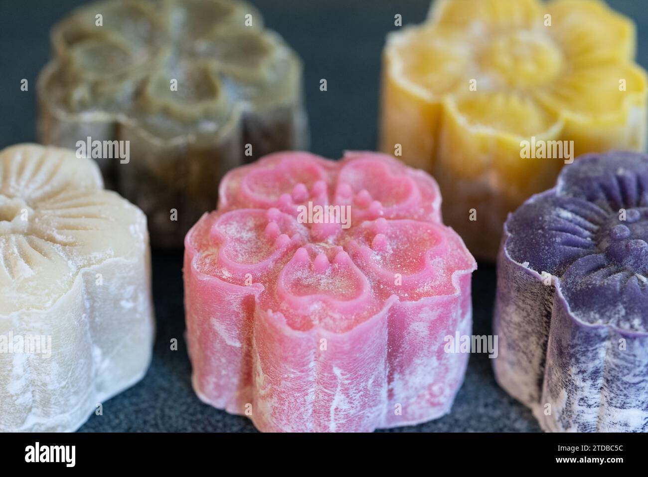 Pasteles de luna llenos de frijoles rojos. El Festival del Medio Otoño (también Festival de la Luna o Festival de la Tarta de Luna), es un festival de la cosecha celebrado en la cultura china Foto de stock