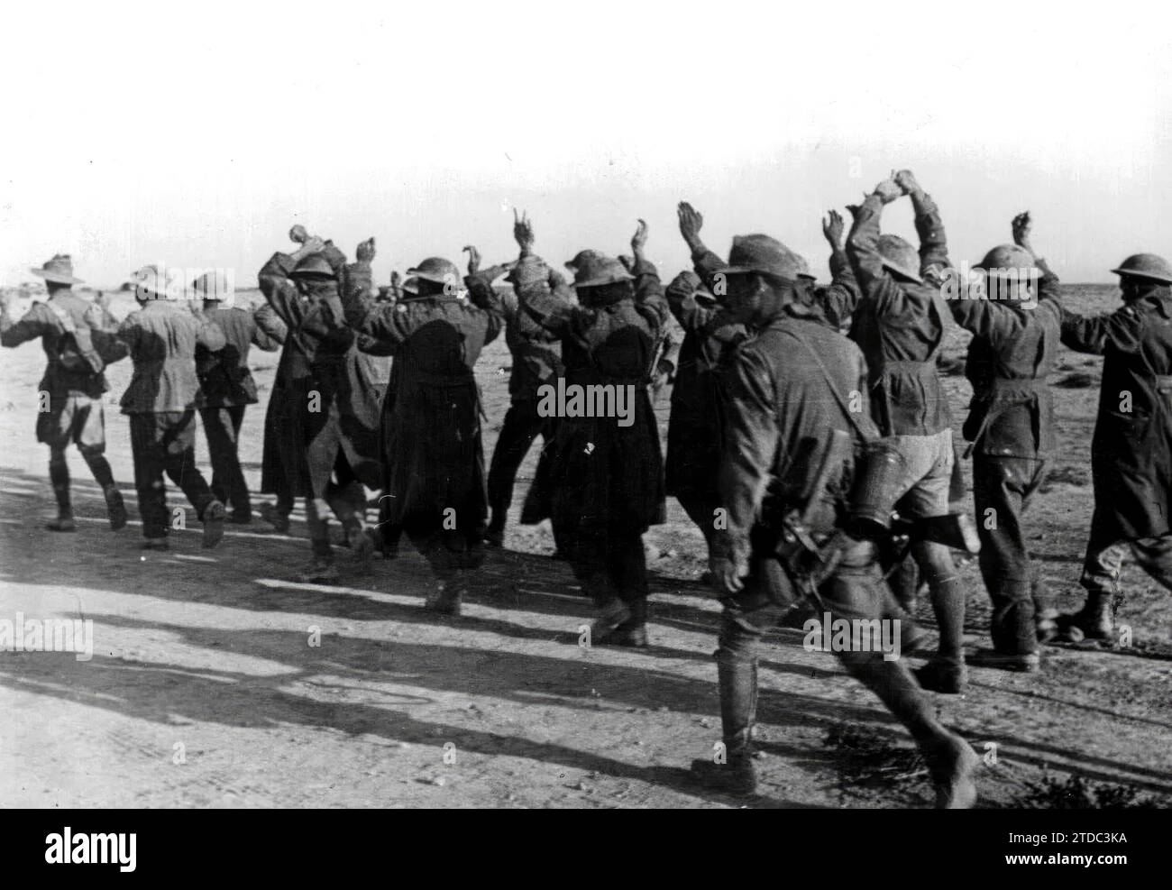 Tobruk (Norte de África). 1942 Los soldados ingleses capturados por las fuerzas alemanas cerca de Tobruk son llevados a un puesto de mando. Crédito: Álbum / Archivo ABC Foto de stock