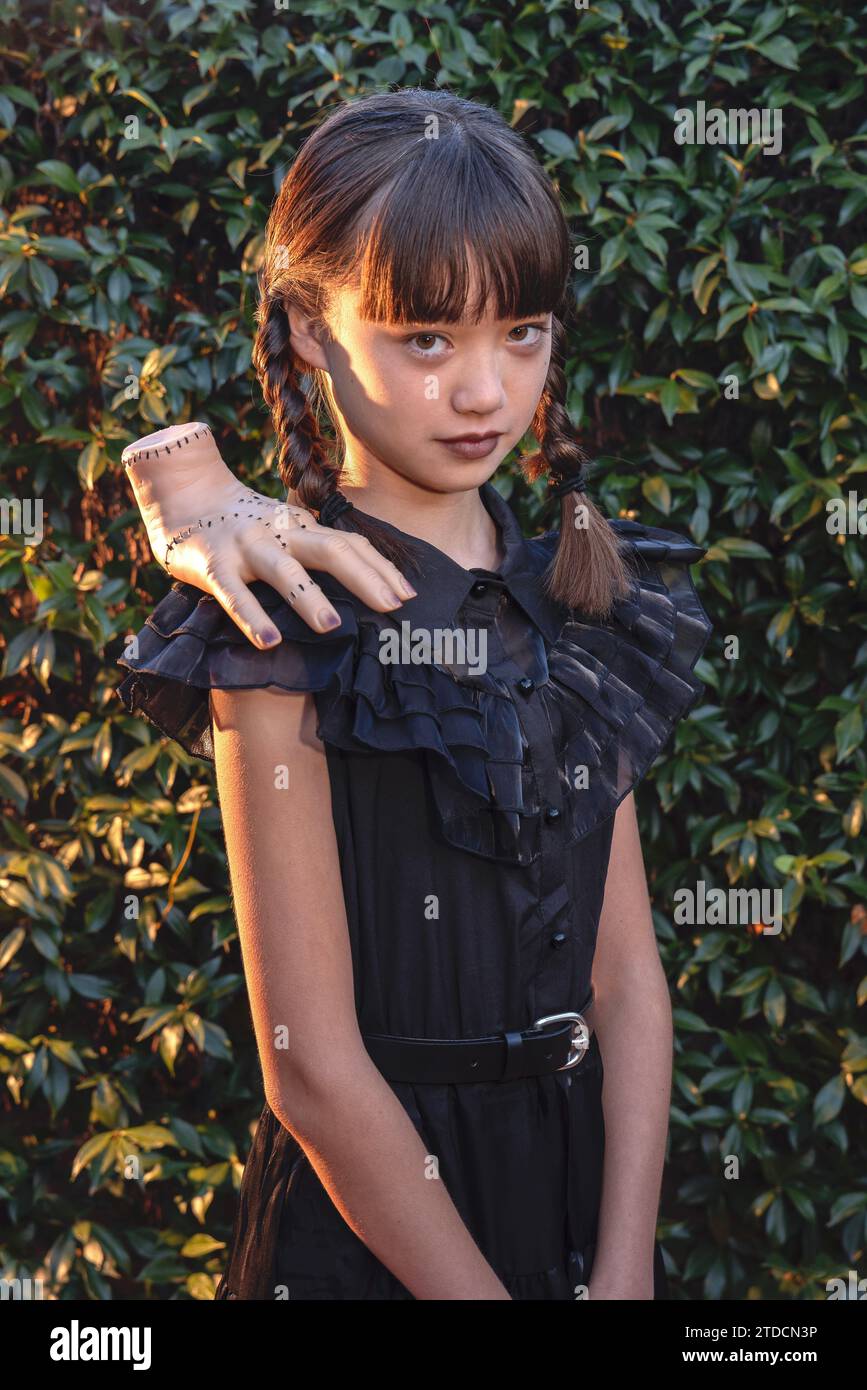 Una chica que lleva un disfraz de Halloween del miércoles Foto de stock