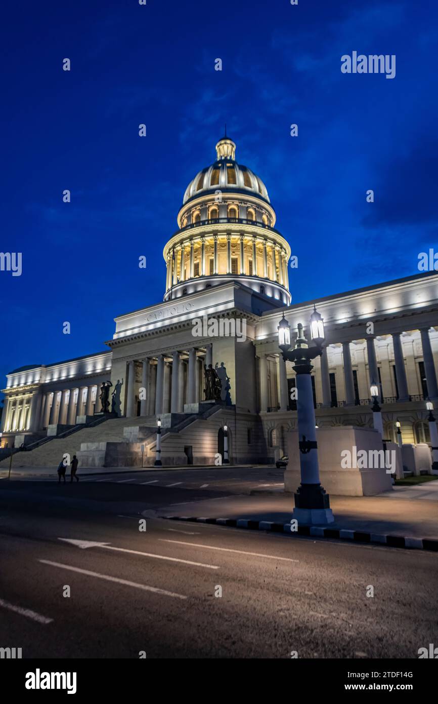 NightShot del Capitolio en La Habana, Cuba, Indias Occidentales, América Central Foto de stock