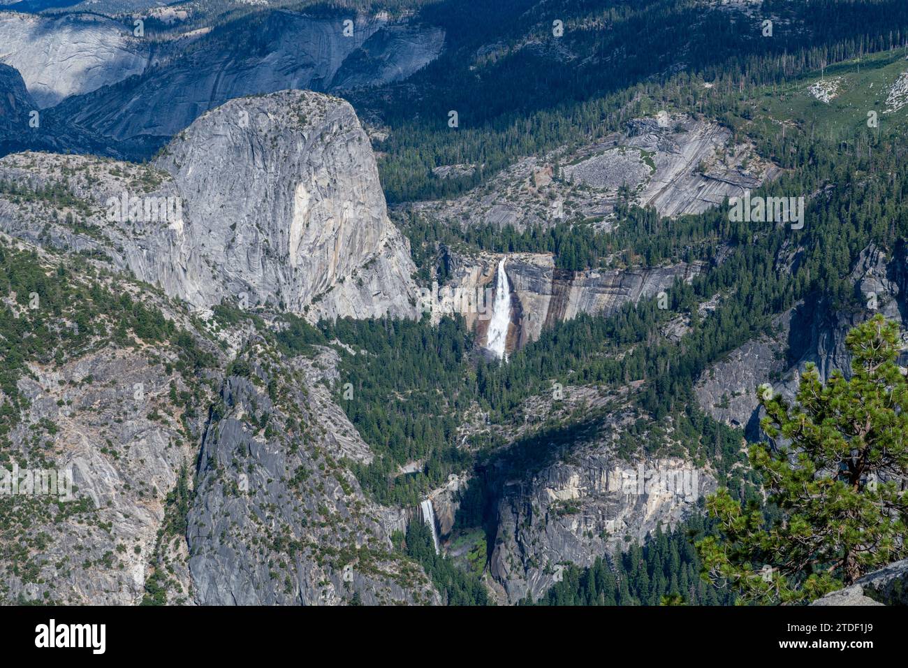 Vista sobre las Cataratas Vernal y Nevada, Parque Nacional Yosemite, Patrimonio de la Humanidad de la UNESCO, California, Estados Unidos de América, América del Norte Foto de stock