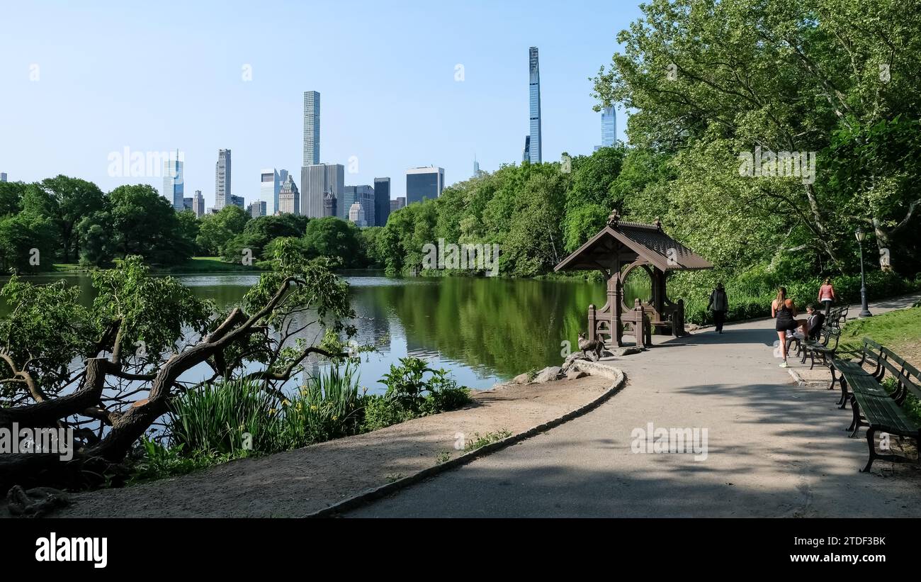 Paisaje urbano de Nueva York visto desde el lago, la masa de agua más grande de Central Park después de The Reservoir, Central Park, Manhattan, Nueva York Foto de stock
