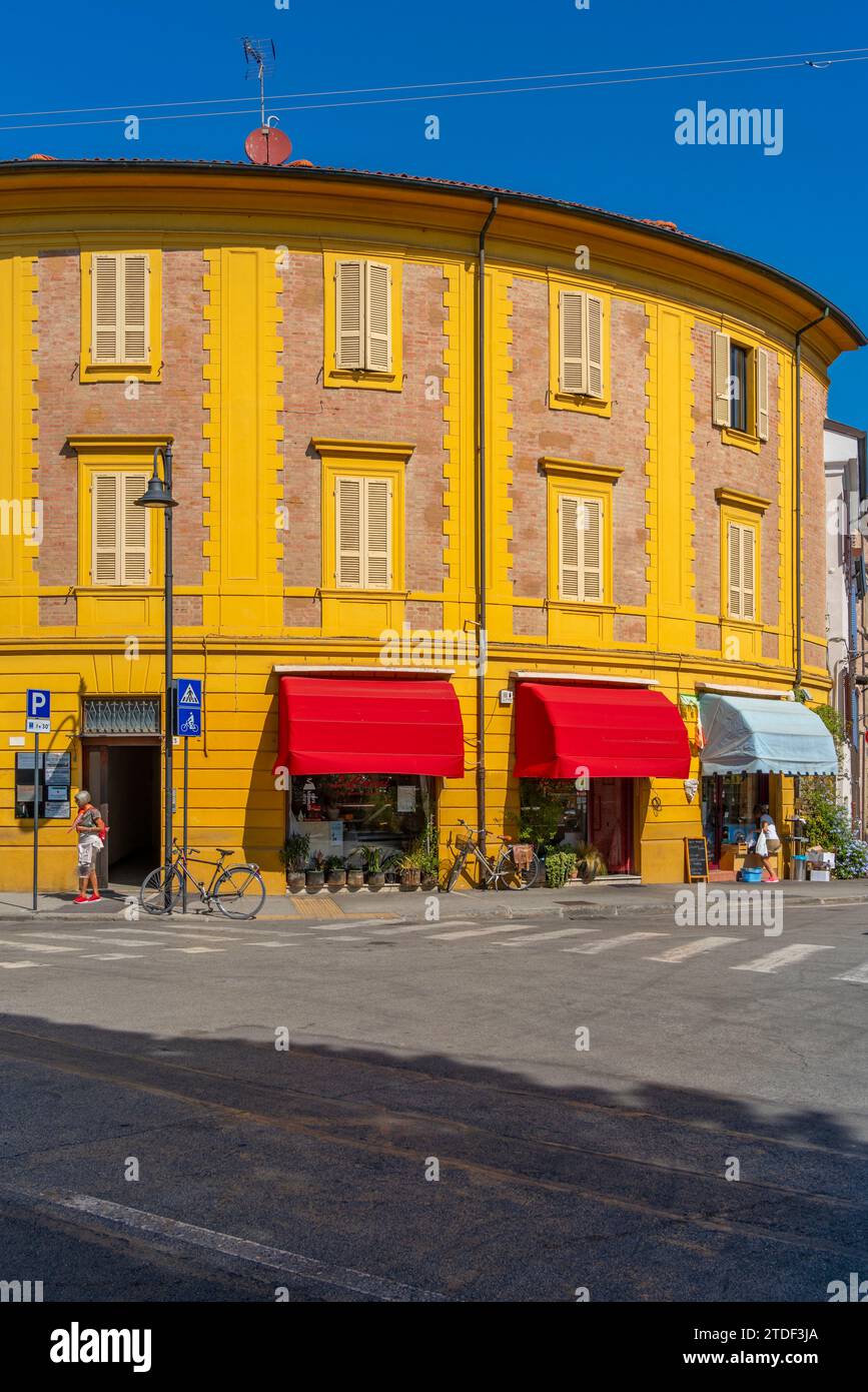 Vista de la arquitectura colorida en Borgo San Giuliano distrito en Rímini, Rímini, Emilia-Romaña, Italia, Europa Foto de stock