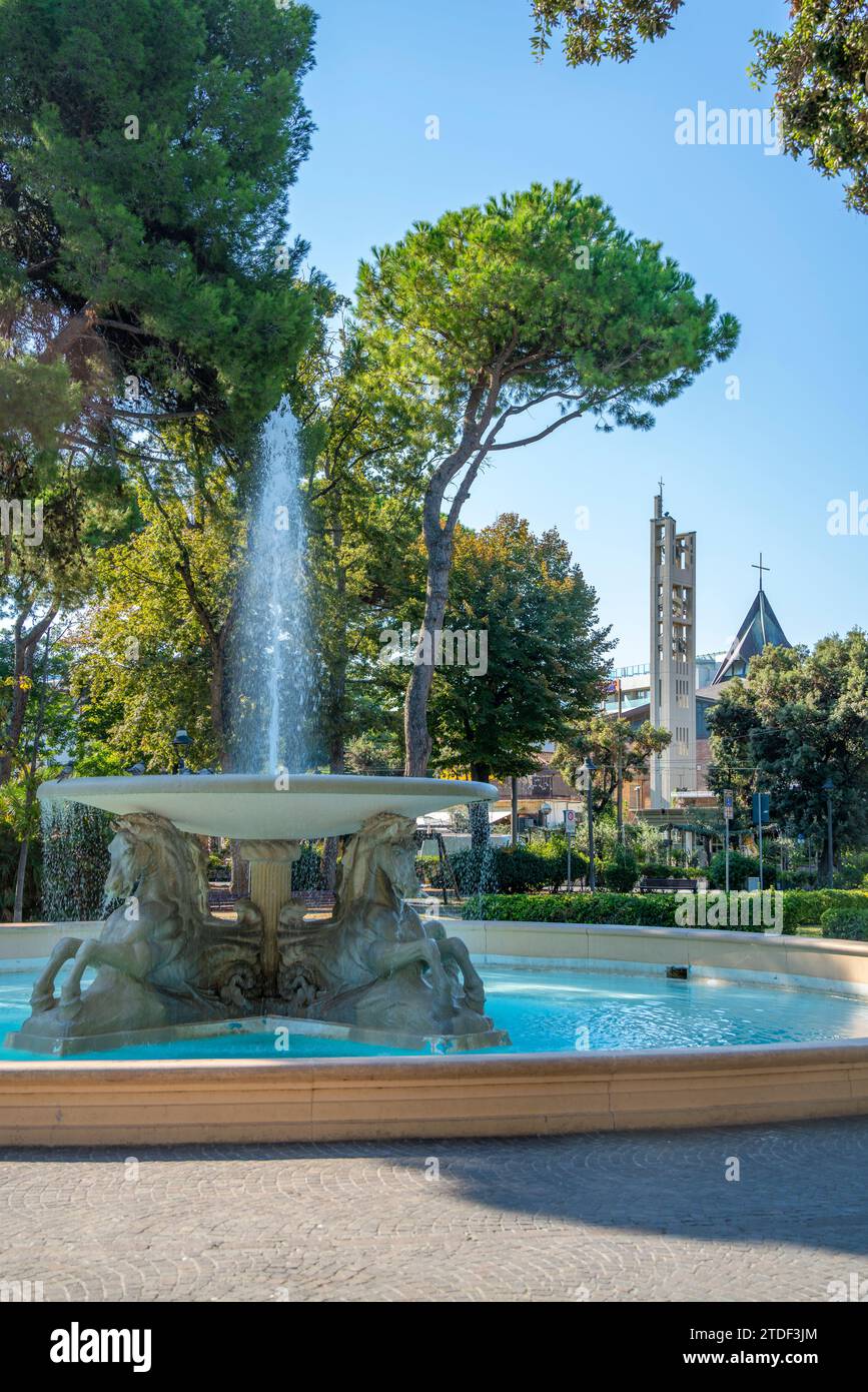 Vista de la fuente de agua en Parco Federico Fellini playa Rimini Beach, Rimini, Emilia-Romaña, Italia, Europa Foto de stock