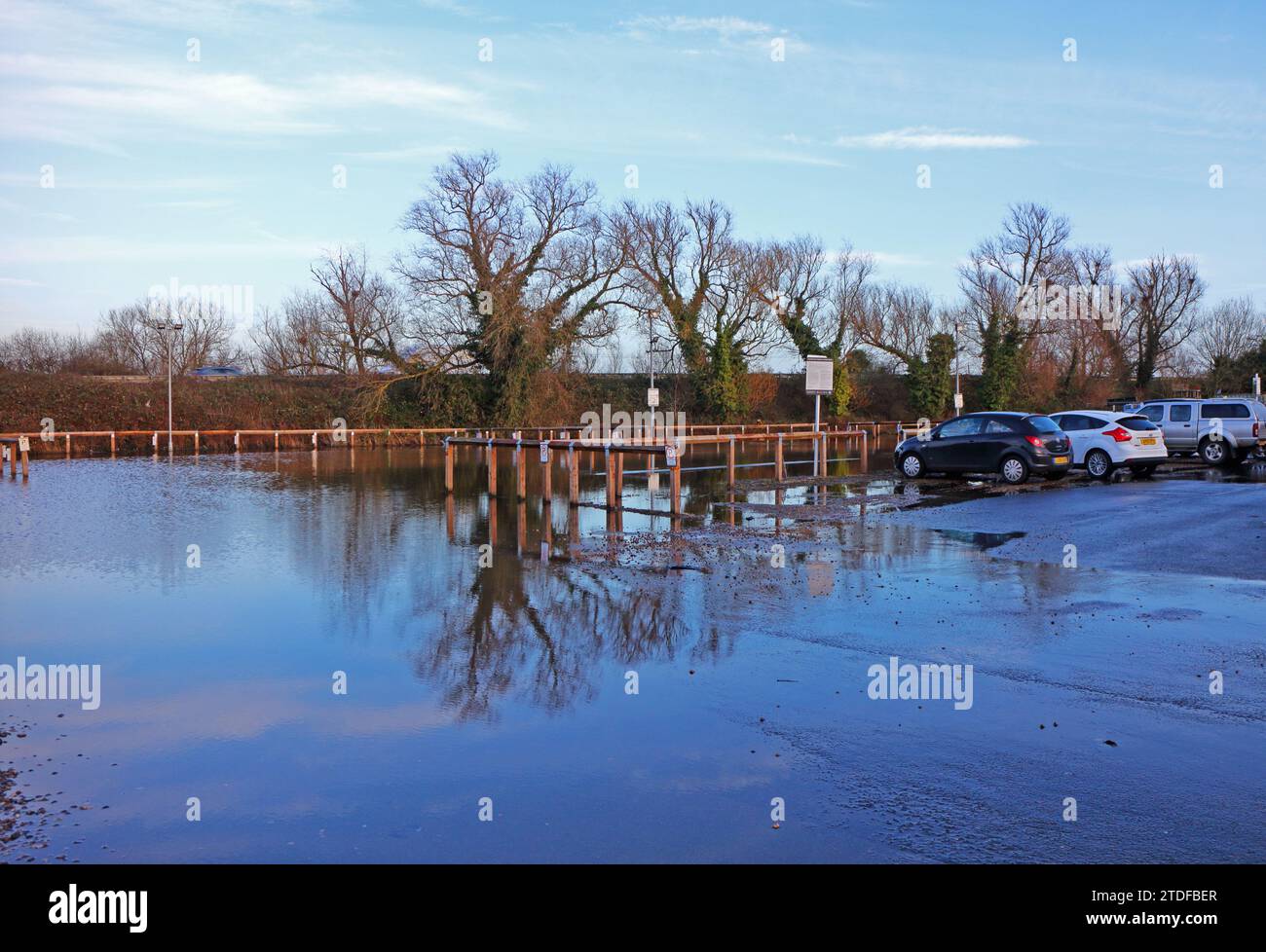 Una vista de un aparcamiento inundado en la tienda Lathams junto al río Thurne en el Norfolk Broads en Potter Heigham, Norfolk, Inglaterra, Reino Unido. Foto de stock