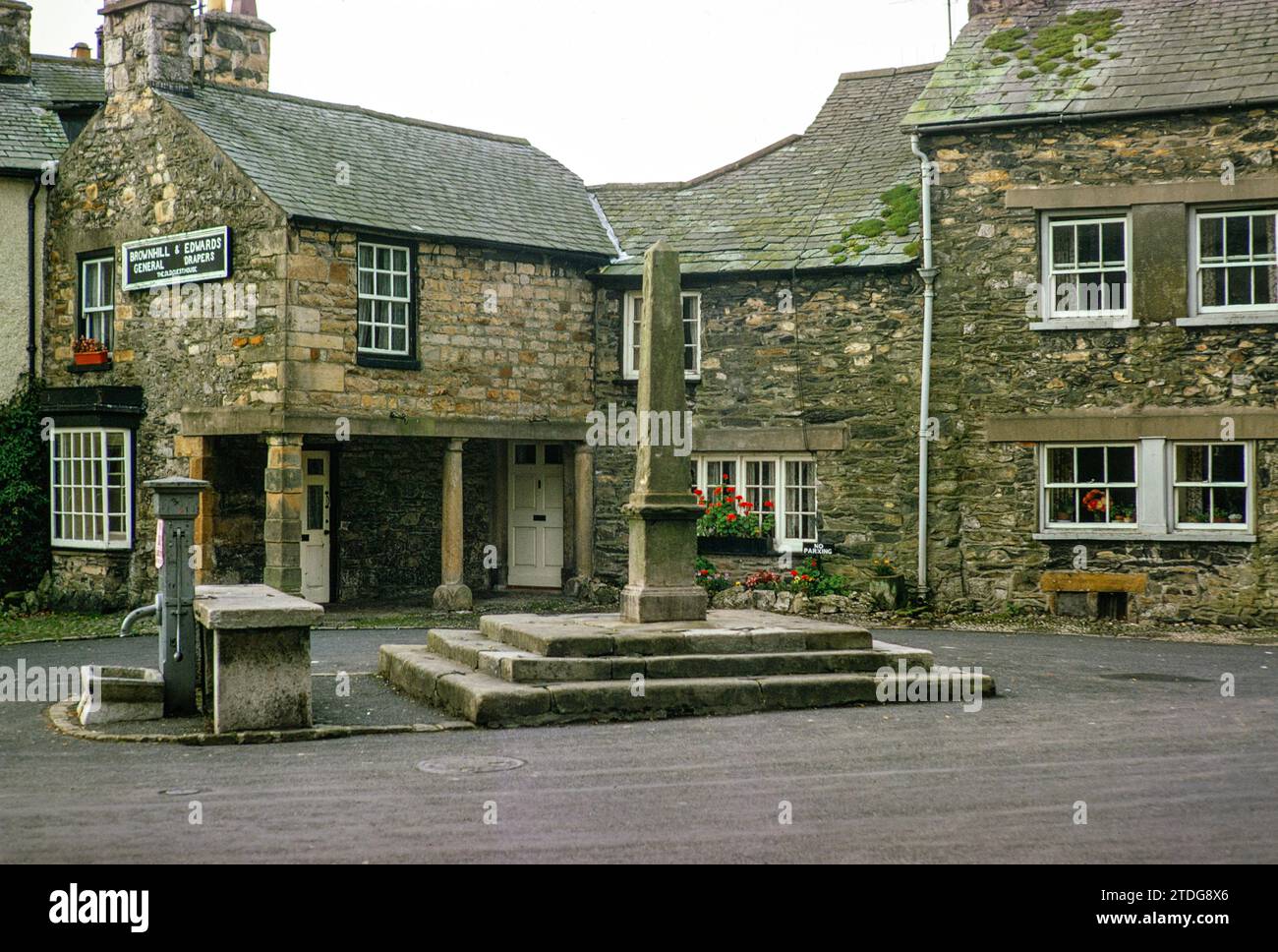 Tienda general de Brownhill y Edwards, pueblo de Cartmel, Cumbria, Inglaterra, Reino Unido Septiembre 1973 Foto de stock