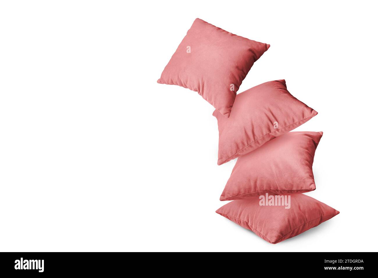 Pila de almohadas rojas aisladas sobre fondo blanco. Pila de cojines decorativos para dormir y descansar, interior del hogar, decoración de la casa. Foto de stock