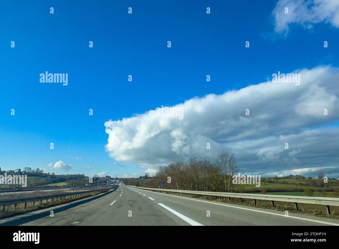 Conduciendo a través de un paisaje maravilloso en una autopista en el sur de Alemania Foto de stock