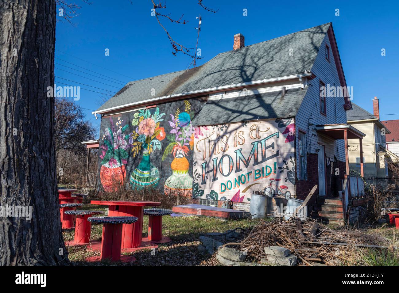 Detroit, Michigan - Un mural en una casa en el lado este de la ciudad. Las subastas de ejecución hipotecaria de impuestos han costado a muchos propietarios su propiedad en los últimos años Foto de stock