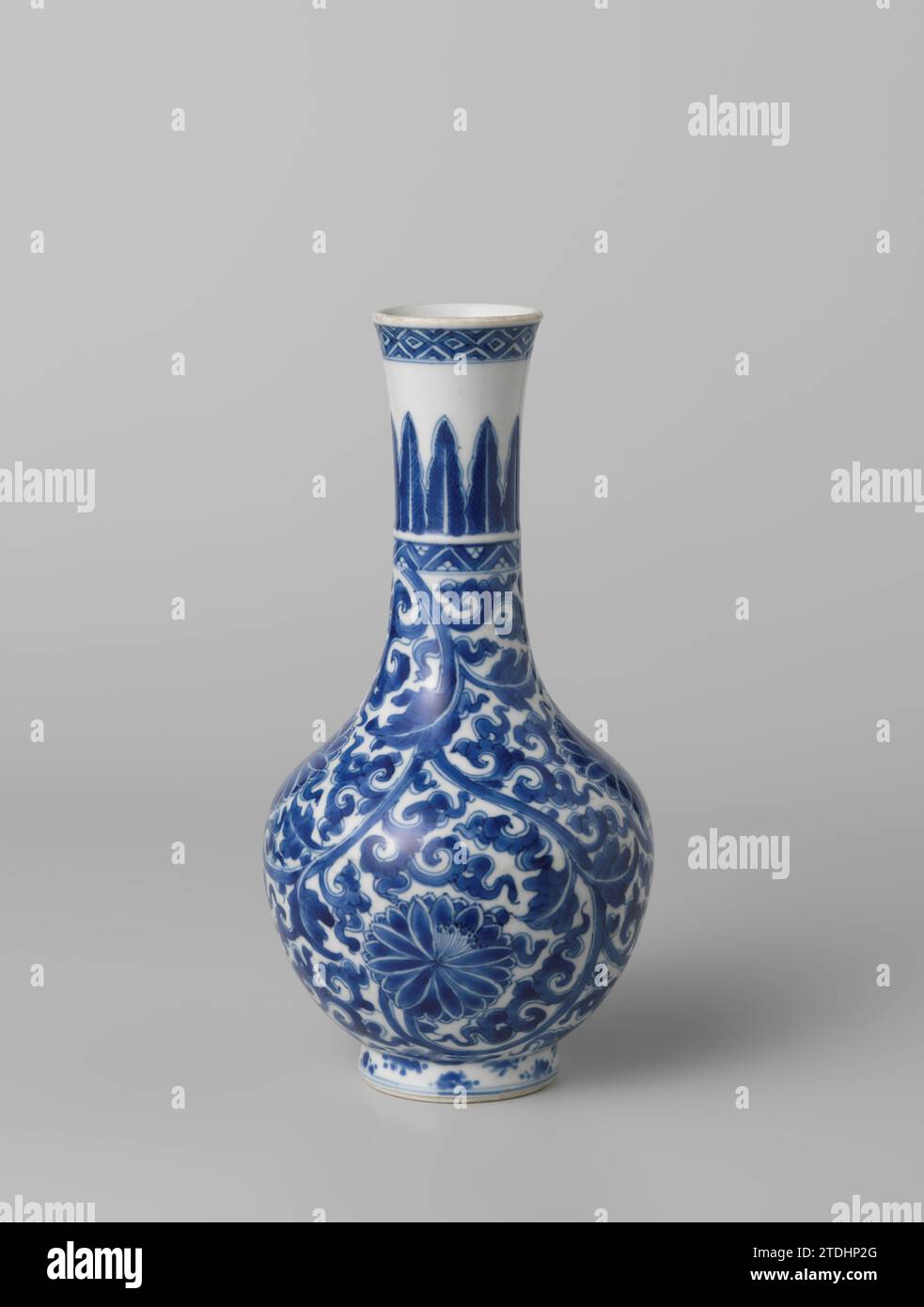 Jarrón de botella de cuerpo redondo con pergaminos continuos de loto y borde de pétalos, anónimo, c. 1680 - c. 1720 Jarrón de porcelana en forma de botella con cuerpo esférico y cuello largo ligeramente acampanado, pintado en azul underlaze. El cuerpo y la parte inferior del cuello están cubiertos con vides y hojas de loto continuas. Encima de ella una banda decorativa y una banda con motivos de hojas puntiagudas. Una banda decorativa en el pie y el borde. Marcado en la parte inferior con la marca de seis caracteres del emperador Jiajing en un doble círculo. Azul Blanco. Porcelana de China. esmalte. Cobalto (mineral) pintura / vitrificación botella -shap Foto de stock