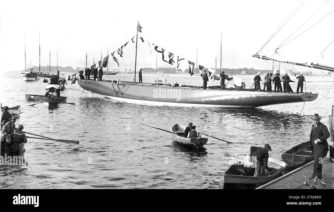 30 de junio de 1920. Nueva York para las Regatas de la Copa América. 1.- El nuevo 'Yacht' Shamrock IV, de Sir Tomas acaba de lanzarse al agua. Crédito: Álbum / Archivo ABC / Underwood & Underwood Foto de stock