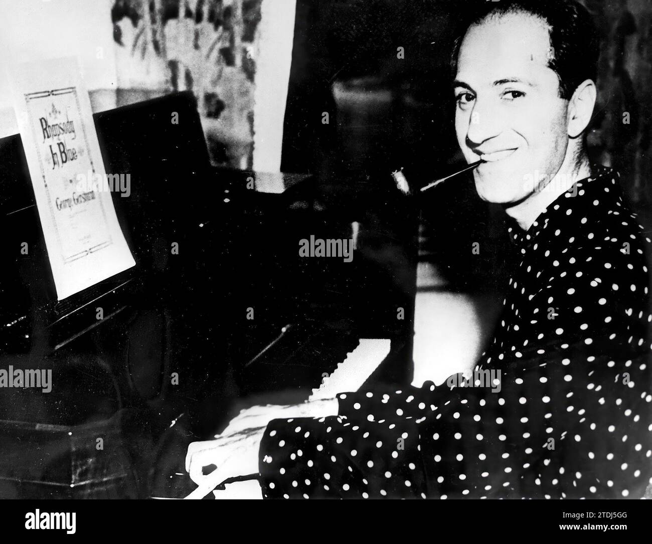 En Seattle, (Washington), en 1936, el famoso compositor estadounidense GEORGE GERSHWIN practica su famosa 'Rhapsody in Blue' en el piano. Crédito: Álbum / Archivo ABC / Zardoya Foto de stock