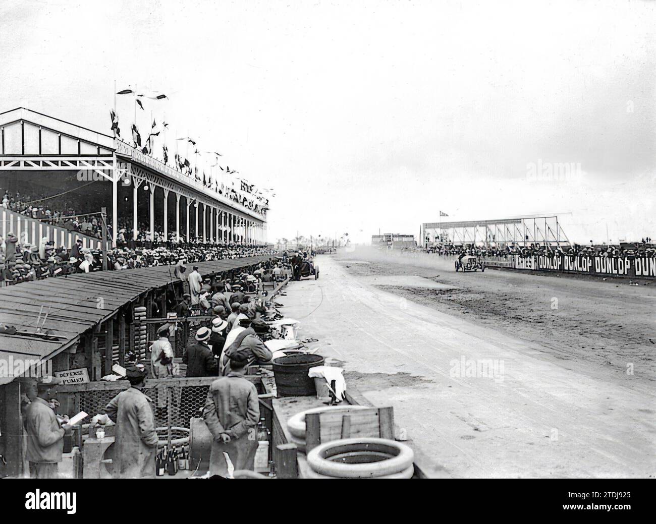 Dieppe (Francia), julio de 1908. La carrera de automóviles 'Grand Prix'. En la fotografía vemos la llegada a la línea de meta del coche que ganó el primer premio. Crédito: Álbum / Archivo ABC / Charles Delius Foto de stock