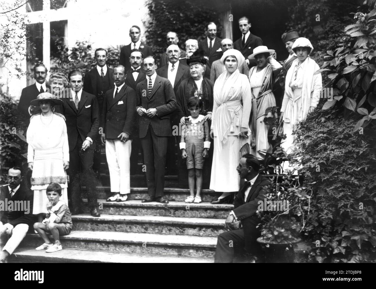 31/07/1915. Las vacaciones de verano de la familia Royal. H. MM. Y AA. En las escalinatas del palacio de la marquesa de Manzanedo, en Santoña, con la marquesa y distinguidos invitados que asistieron al almuerzo dado en honor de los Reyes. Crédito: Álbum / Archivo ABC / Ramón Alba Foto de stock