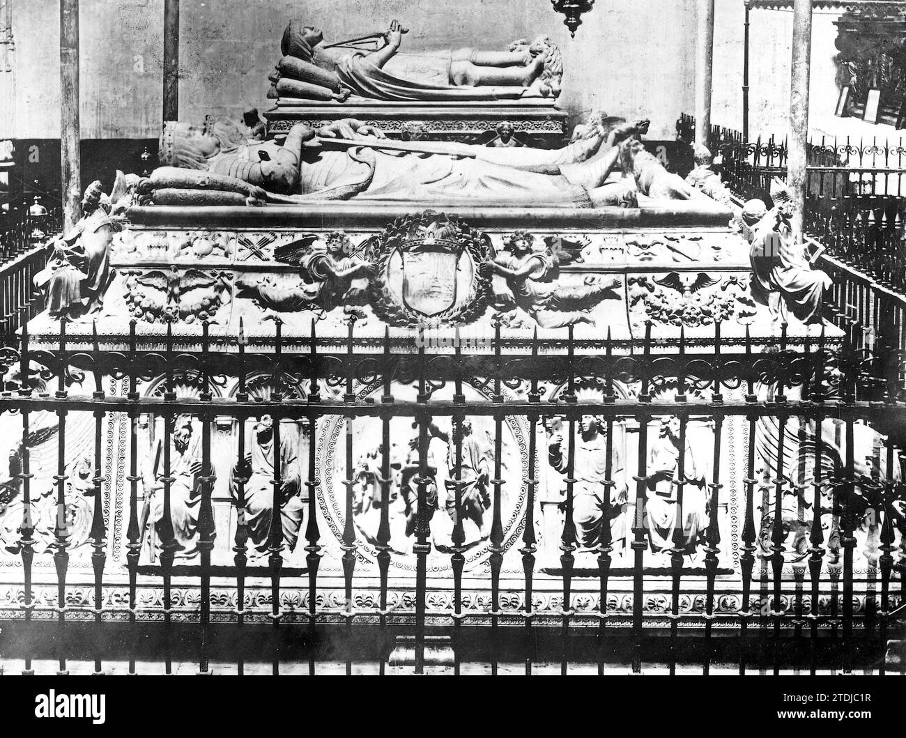 31/01/1923. Granada. En la Capilla Real. La tumba de los Reyes Católicos, con la valla que se ha vendido como hierro viejo. (Foto Torres Molina). Crédito: Álbum / Archivo ABC / Manuel Torres Molina Foto de stock