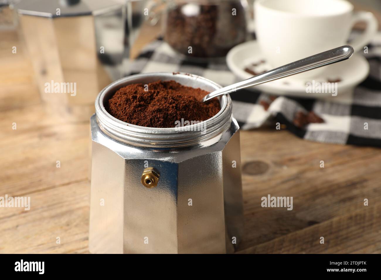 Cafetera Italiana sobre una tabla de madera con restos de cafe molido Stock  Photo