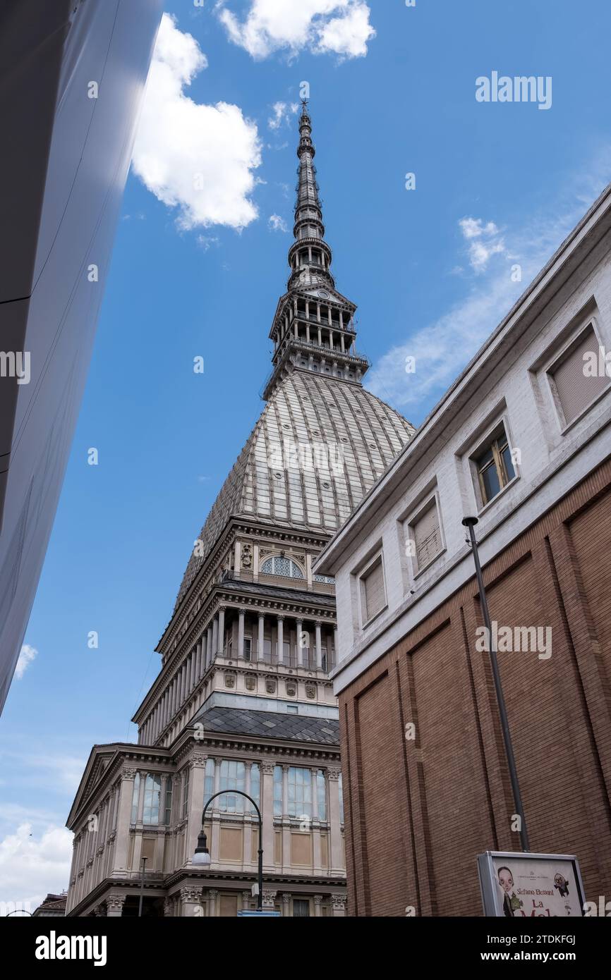 Vista de Mole Antonelliana, un importante edificio emblemático en Turín, región del Piamonte, Italia, que lleva el nombre de su arquitecto, Alessandro Antonelli. Foto de stock