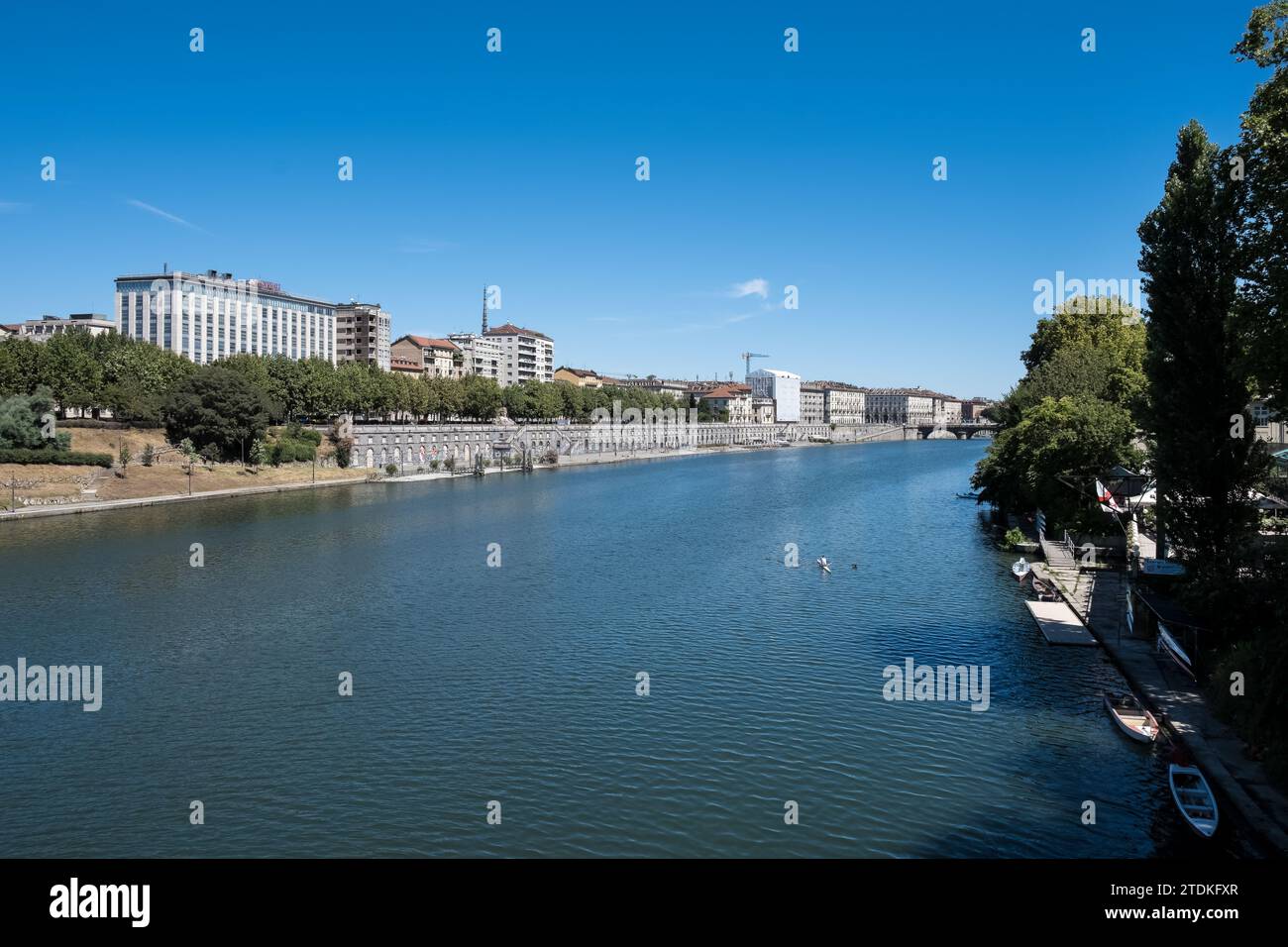 Paisaje urbano de Turín, Italia, visto desde el puente Umberto I en un día soleado y luminoso de verano, destacando el pintoresco río Po. Foto de stock