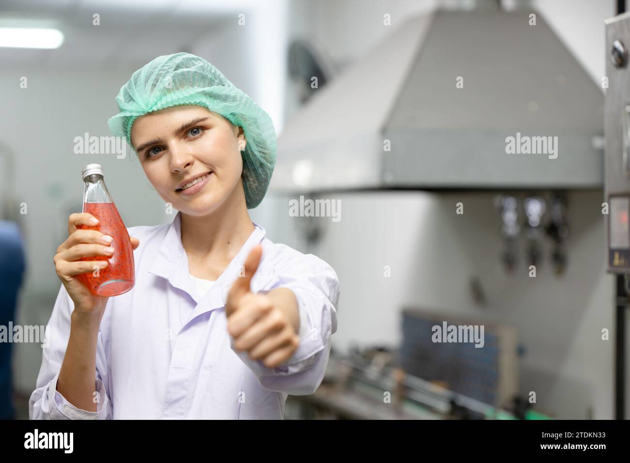 Portrait Thumbs Up Caucasian European Industry Mujer Trabajadora feliz que trabaja en la fábrica de alimentos y bebidas Foto de stock