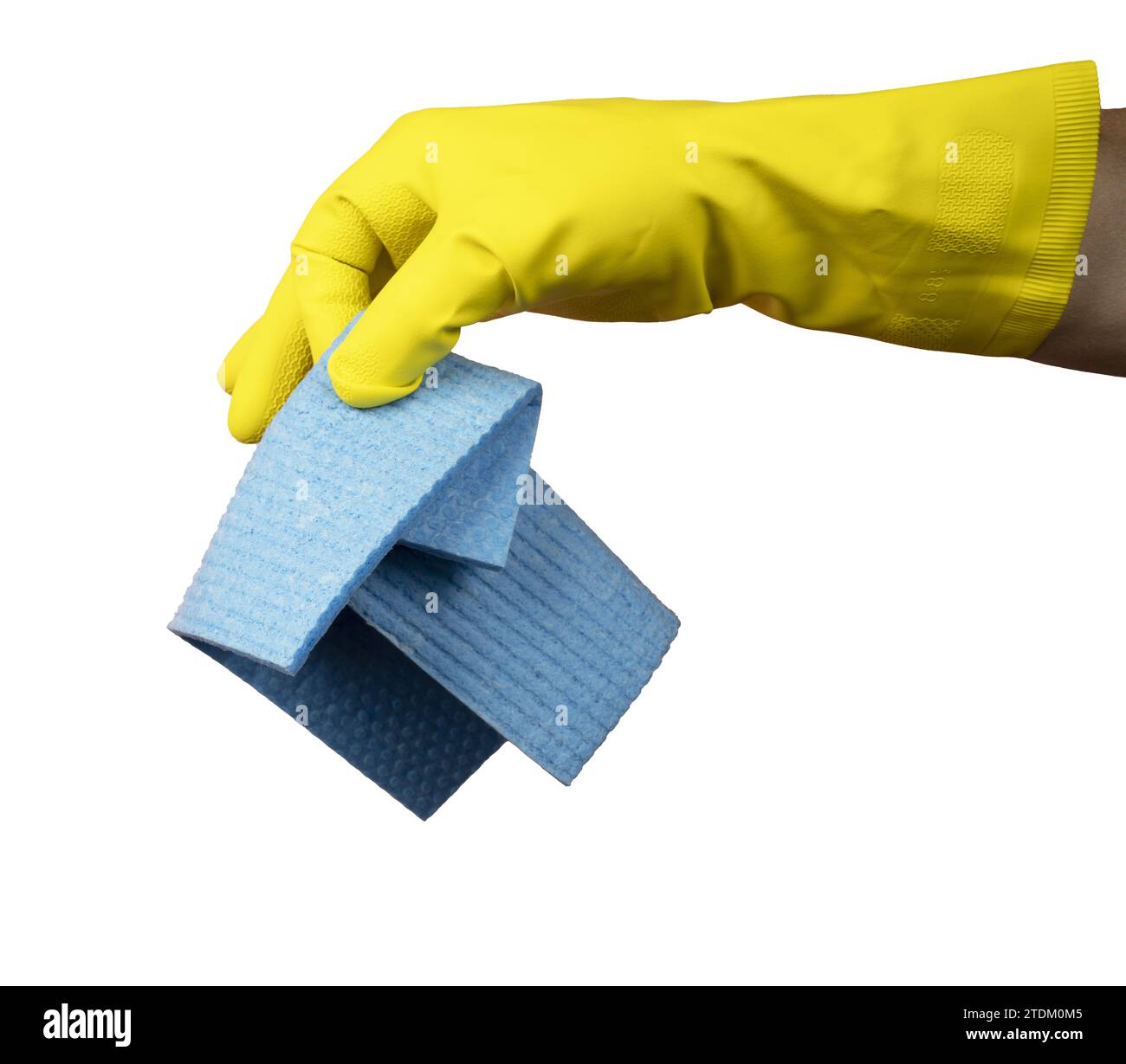 una mano con un guante de goma amarillo sostiene una esponja de limpieza con un fondo transparente Foto de stock