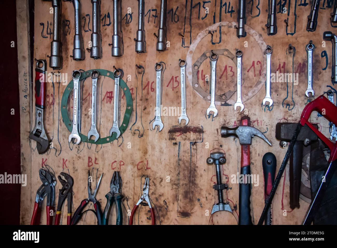 Montón desordenado de herramientas de mano en un taller de mecánica  automotriz Fotografía de stock - Alamy