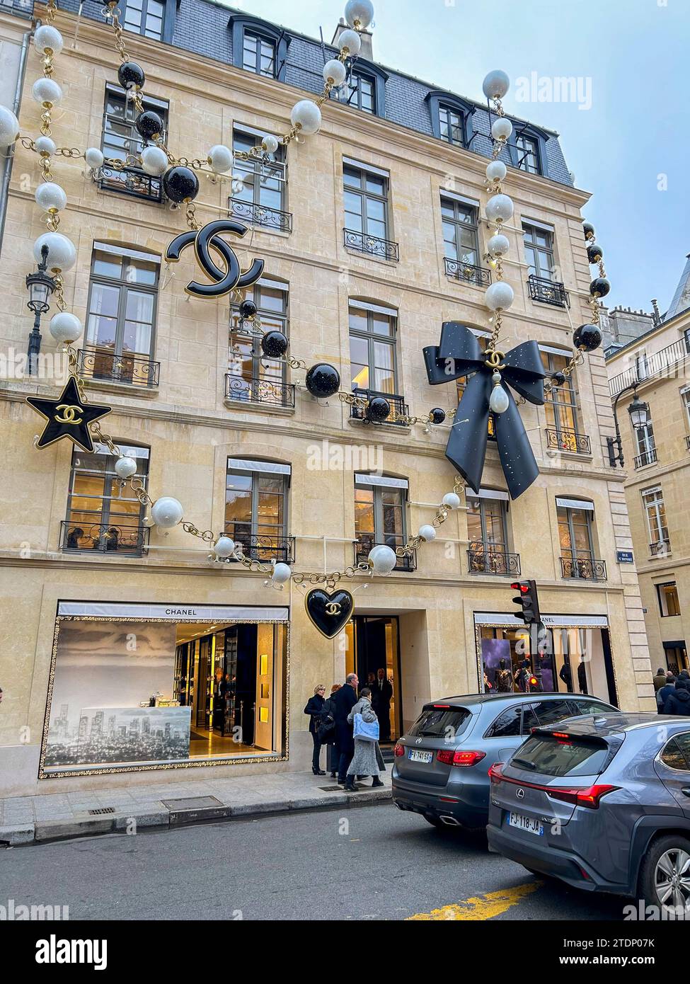 París, Francia, decoraciones navideñas en fachada Chanel, tienda, tienda de lujo en Rue Saint Honoré y Rue Cambon, Street Scene Foto de stock