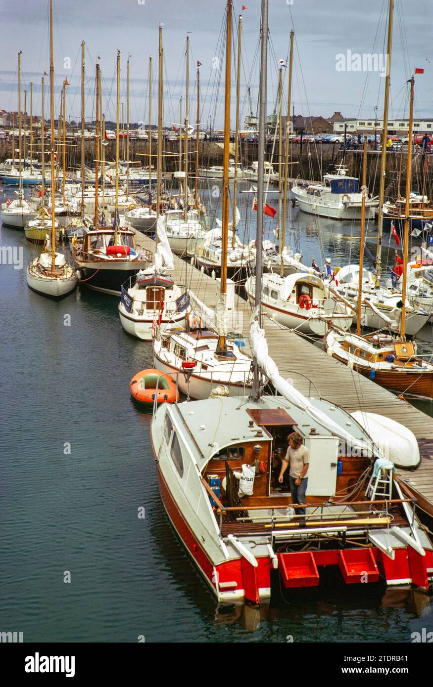 Barcos en amarres en el puerto, St Peter Port, Guernsey, Islas del Canal, Gran Bretaña, junio de 1974 Foto de stock