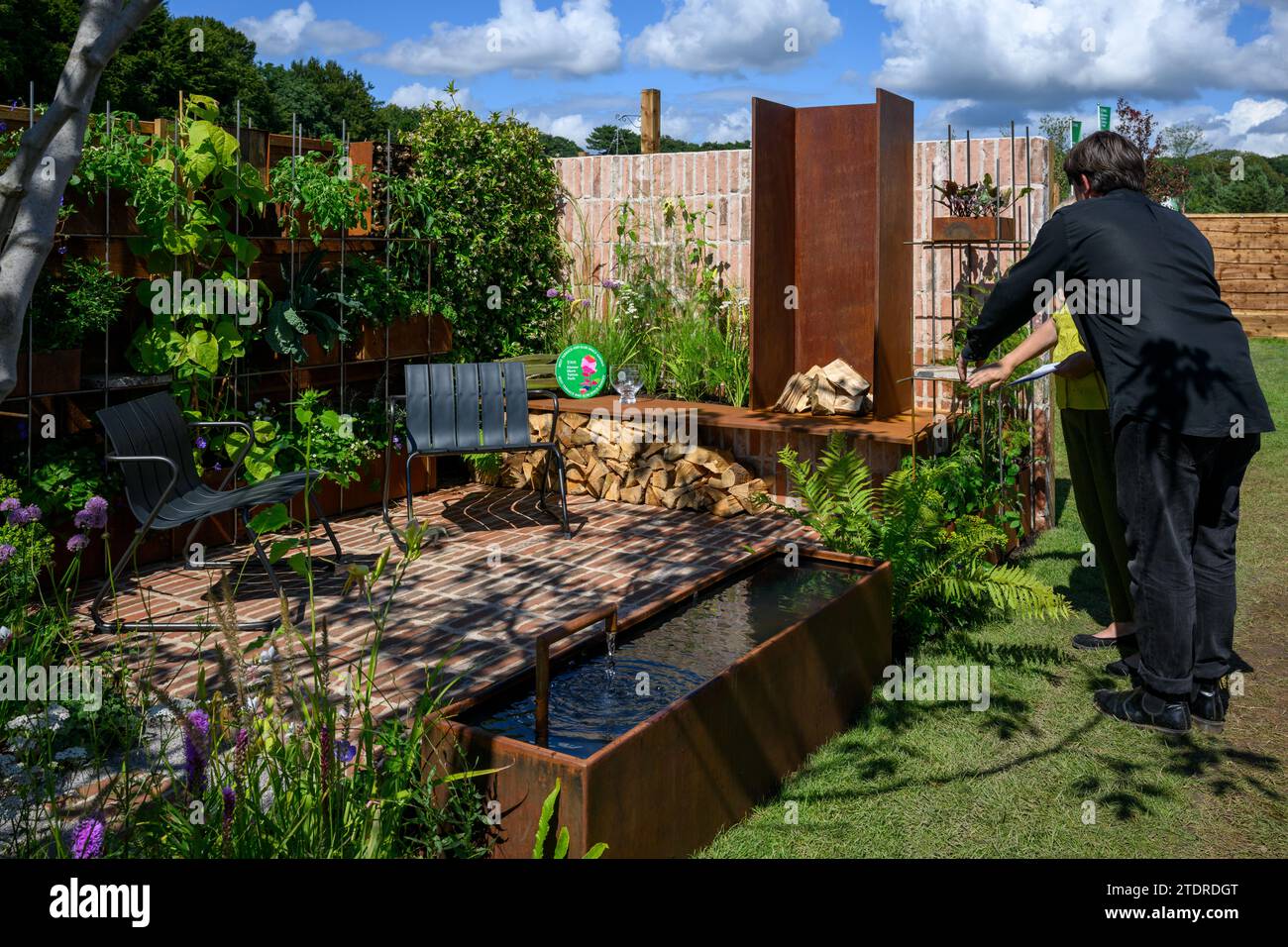 Entrada al concurso Brickyard Garden (ganador de medalla de oro, asientos en un patio pequeño, hábitat de vida silvestre) - RHS Tatton Park Flower Show 2023, Cheshire Inglaterra Reino Unido. Foto de stock