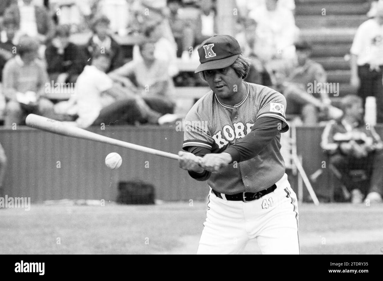 Entrenador Corea, B.W. Kim, Campeonatos del Mundo de Béisbol 1986, 21-07-1986, Whizgle News from the Past, adaptado para el futuro. Explora narrativas históricas, imagen de la agencia holandesa Holanda con una perspectiva moderna, acortando la brecha entre los acontecimientos de ayer y las perspectivas de mañana. Un viaje atemporal dando forma a las historias que dan forma a nuestro futuro Foto de stock