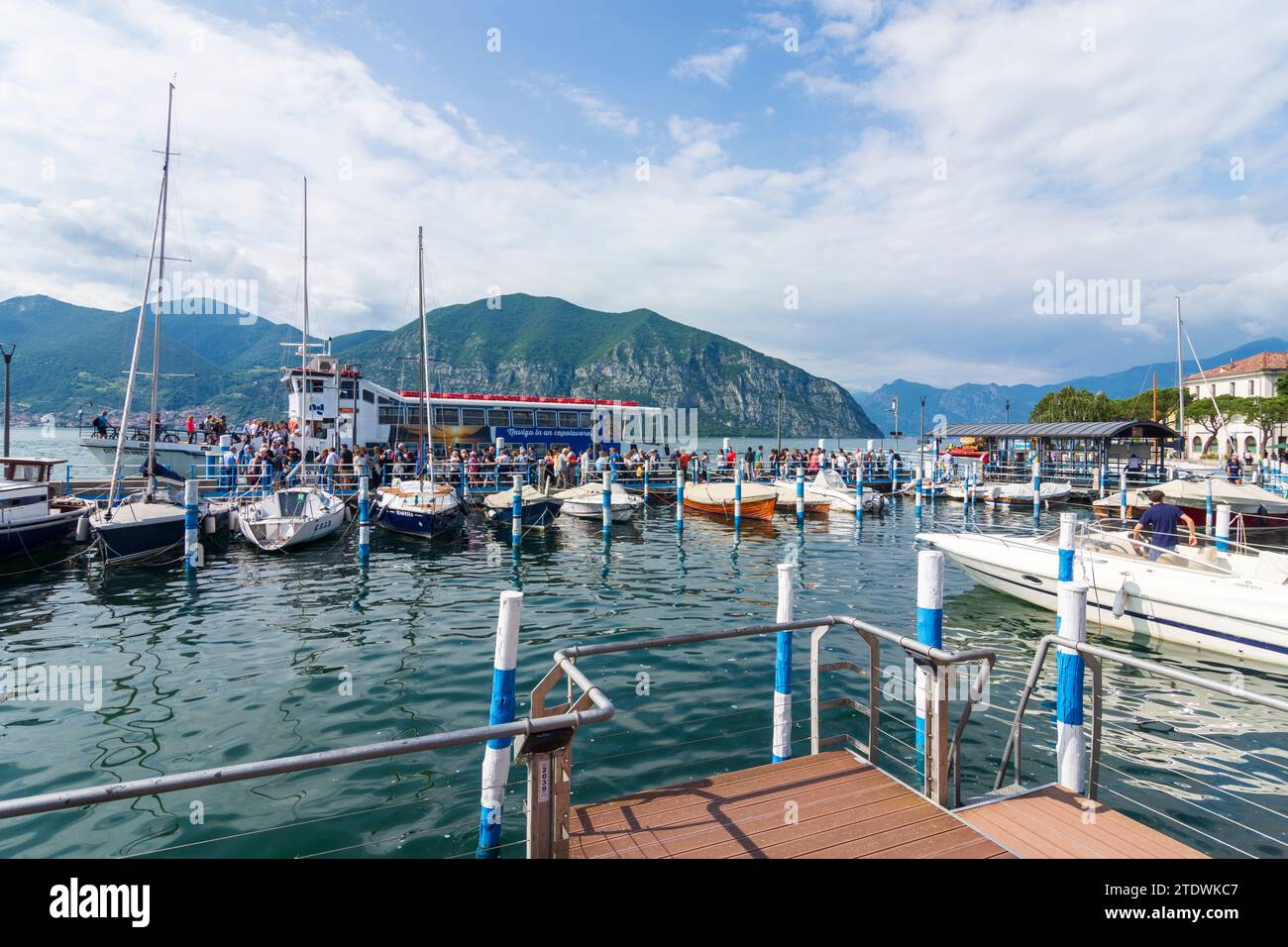Iseo: Lago d'Iseo, puerto, barco de pasajeros en Brescia, Lombardia, Lombardía, Italia Foto de stock
