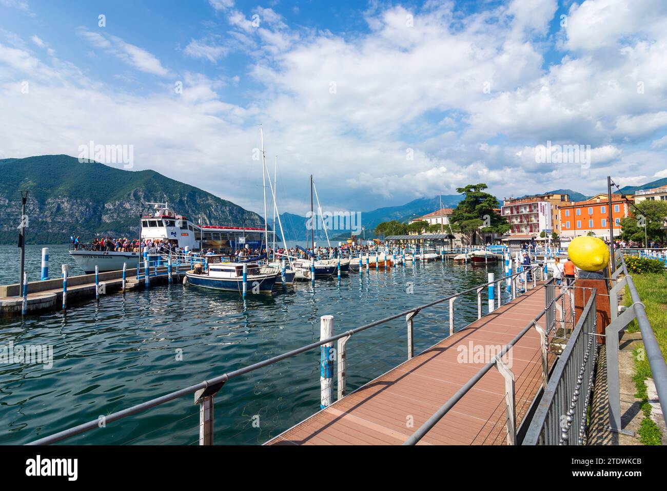 Iseo: Lago d'Iseo, puerto, barco de pasajeros en Brescia, Lombardia, Lombardía, Italia Foto de stock