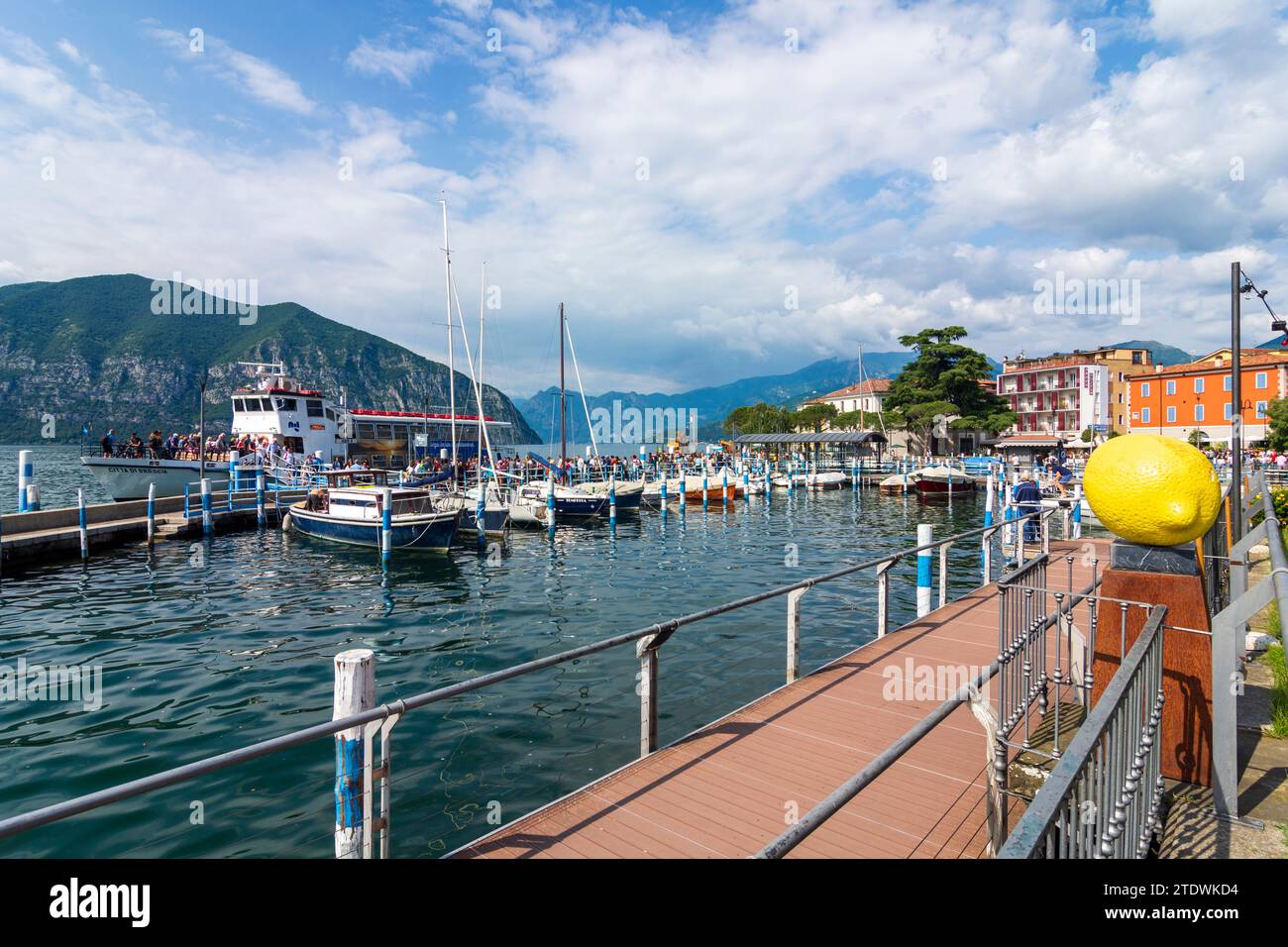 Iseo: Lago d'Iseo, puerto, barco de pasajeros en Brescia, Lombardia, Lombardía, Italia Foto de stock