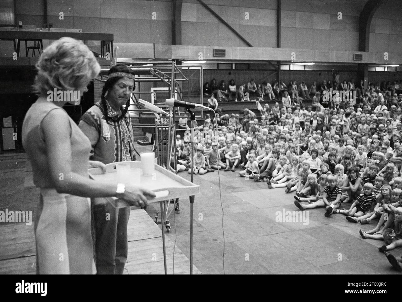 Artistas interpretan Kluk Kluk en Sports Hall IJmuiden Speliade