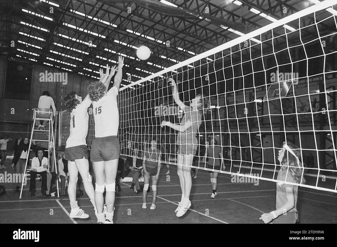 Partido de voleibol masculino kennemer sports hall fotografías e