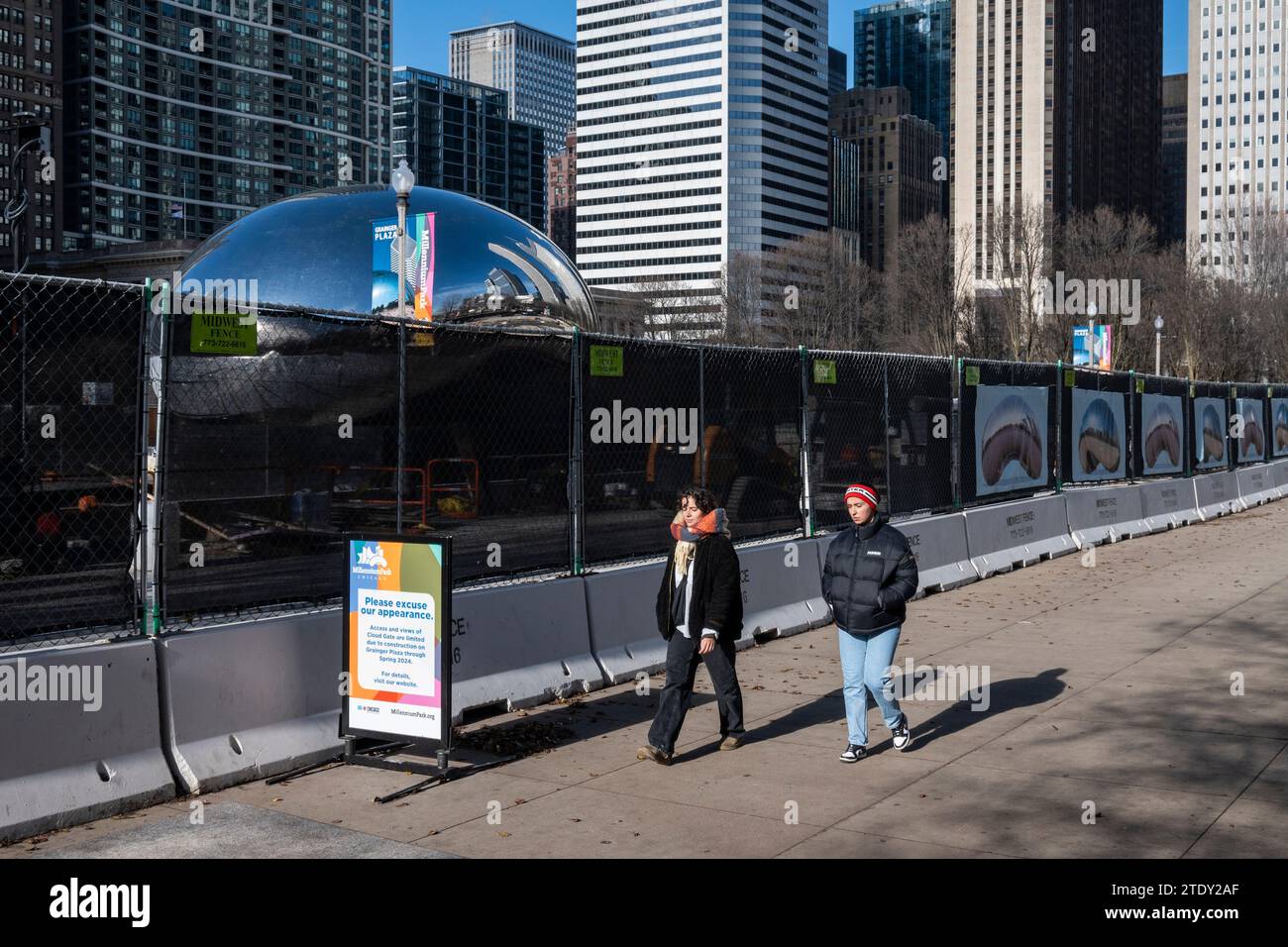Chicago, Estados Unidos. 19 de diciembre de 2023. Los turistas pasan