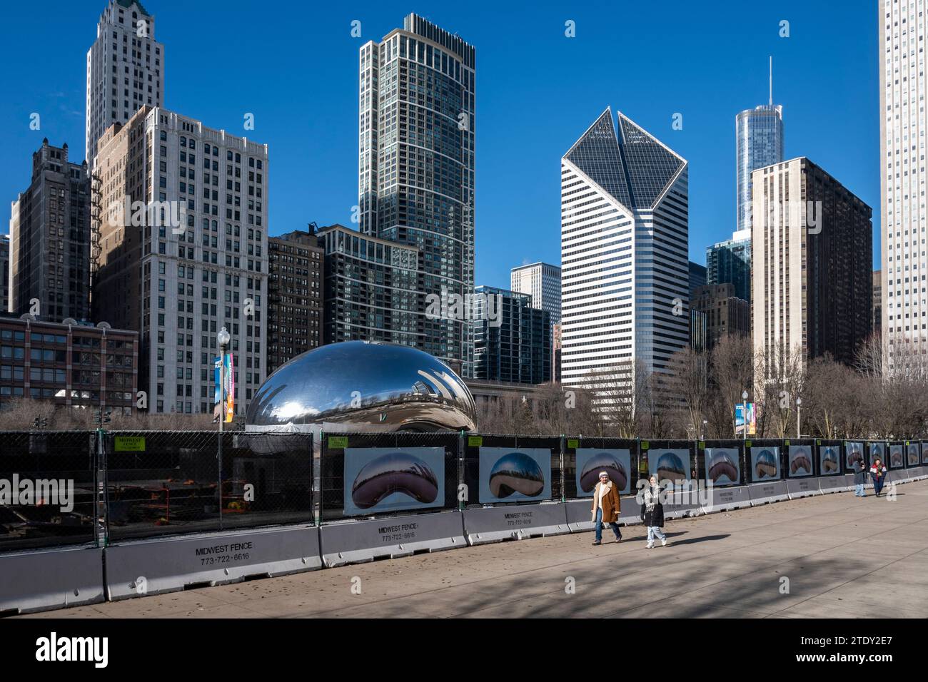 Chicago, Estados Unidos. 19 de diciembre de 2023. Los turistas pasan