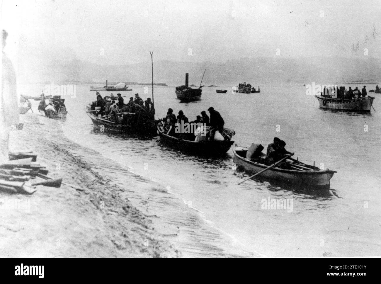 Hondarribia, año 1939. Barcos pesqueros llenos de refugiados españoles republicanos que huyen del país. Crédito: Álbum / Archivo ABC Foto de stock