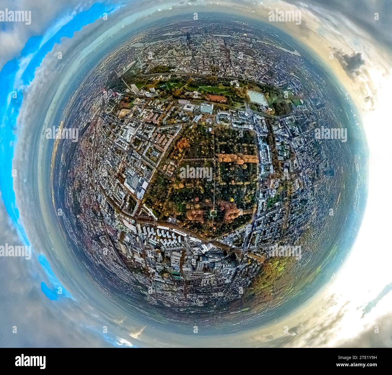 Vista aérea, cementerio melatón rodeado de árboles caducos otoñales, parque Grüngürtel interior, globo terrestre, imagen de ojo de pez, imagen de 360 grados, el mundo es pequeño Foto de stock