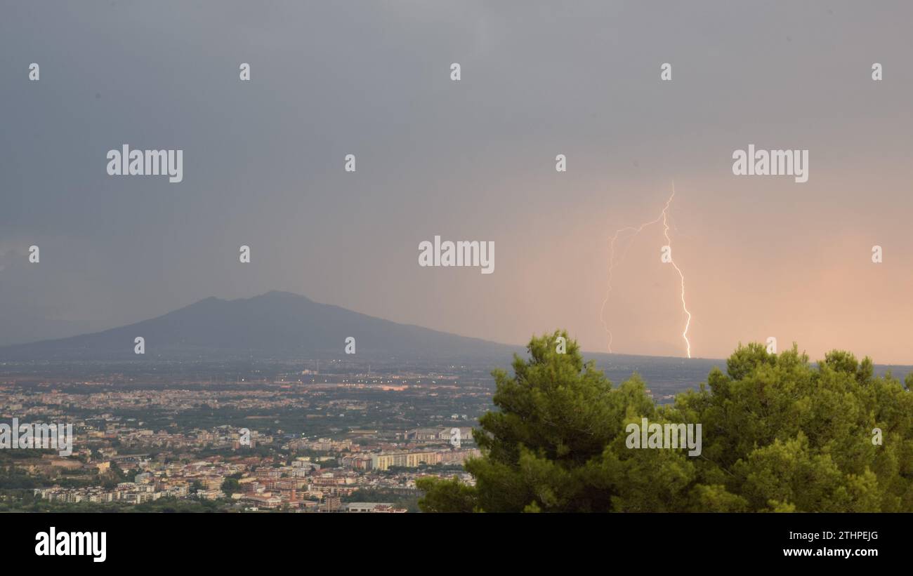 Un rayo cae en Nápoles, en las laderas del volcán Vesubio Foto de stock