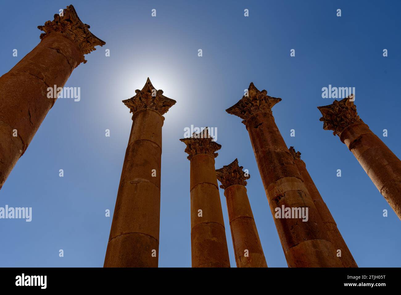 Columnas corintias que se elevan sobre un cielo azul. Templo de Artemisa, Jerash, Jordania. Foto de stock