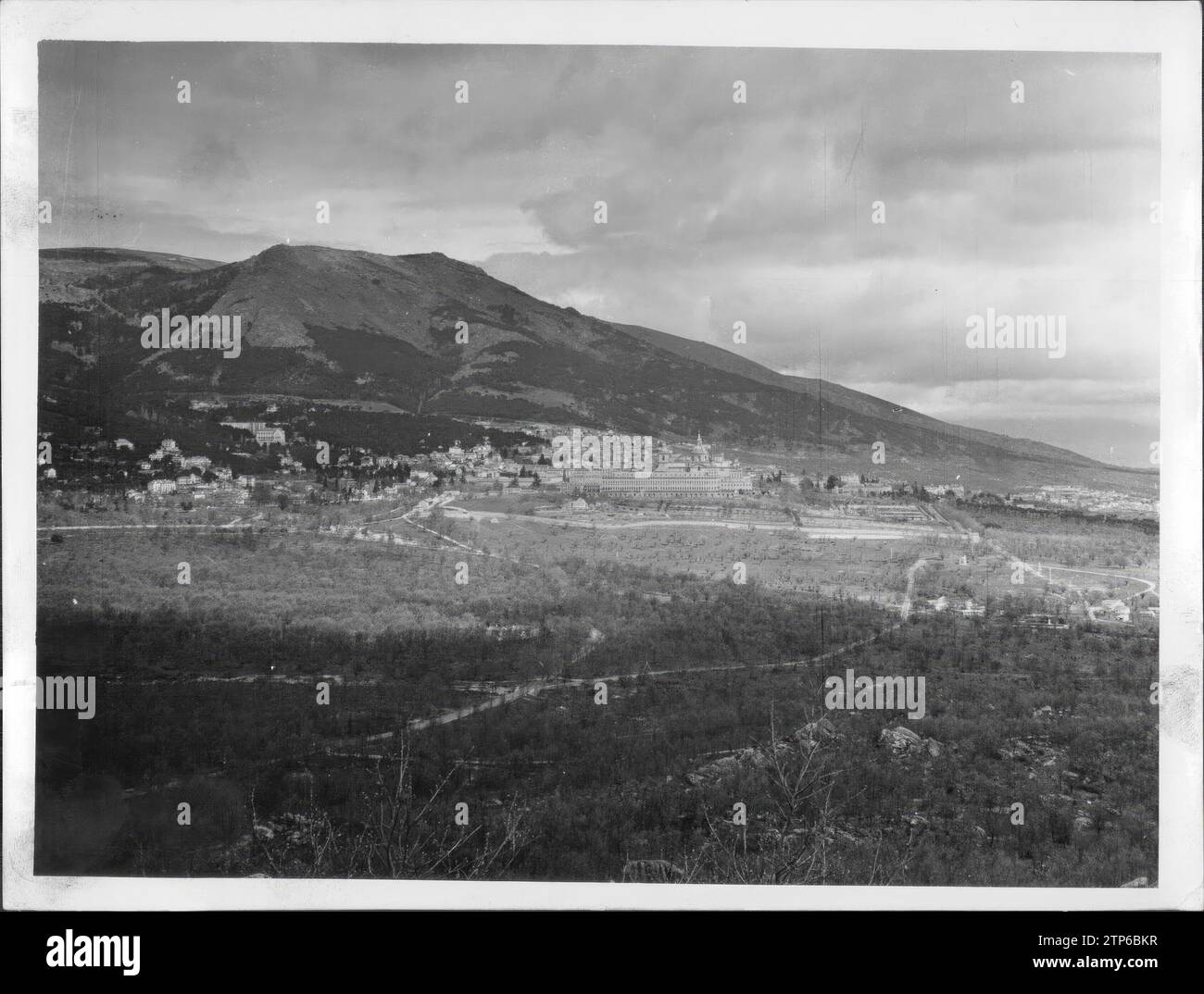 31 de diciembre de 1962. Monasterio Escorial desde la sede de Felipe II. Crédito: Álbum / Archivo ABC / Álvaro García Pelayo Foto de stock