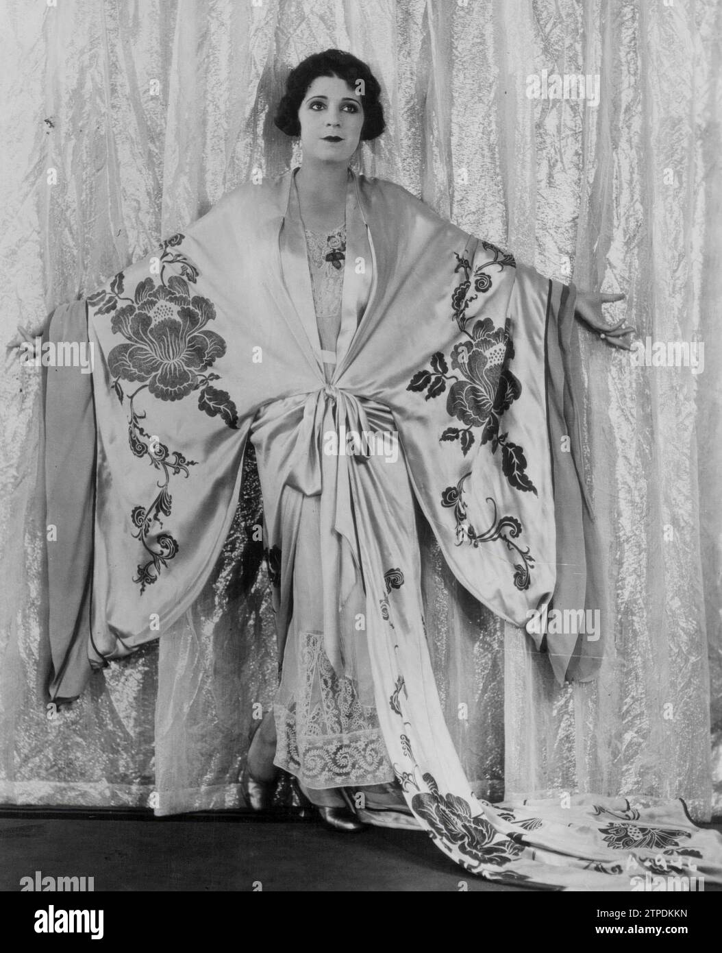 31 de diciembre de 1926. En la imagen, 'Georcette' Crepe Robe adornado con un dibujo japonés, modelo norteamericano. Crédito: Álbum / Archivo ABC / Ortiz Foto de stock