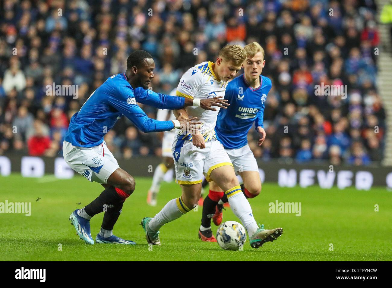 Glasgow, Reino Unido. 20 de diciembre de 2023. Después de su victoria en la Copa Viaplay el 17 de enero en Hampden Park, los Rangers ahora juegan contra St Johnstone en su tierra natal del Ibrox Stadium, Glasgow, Escocia, Reino Unido. Los Rangers están ahora a solo 5 puntos del Celtic con dos partidos en la mano, por lo que el resultado de este juego es muy importante. Crédito: Findlay/Alamy Live News Foto de stock