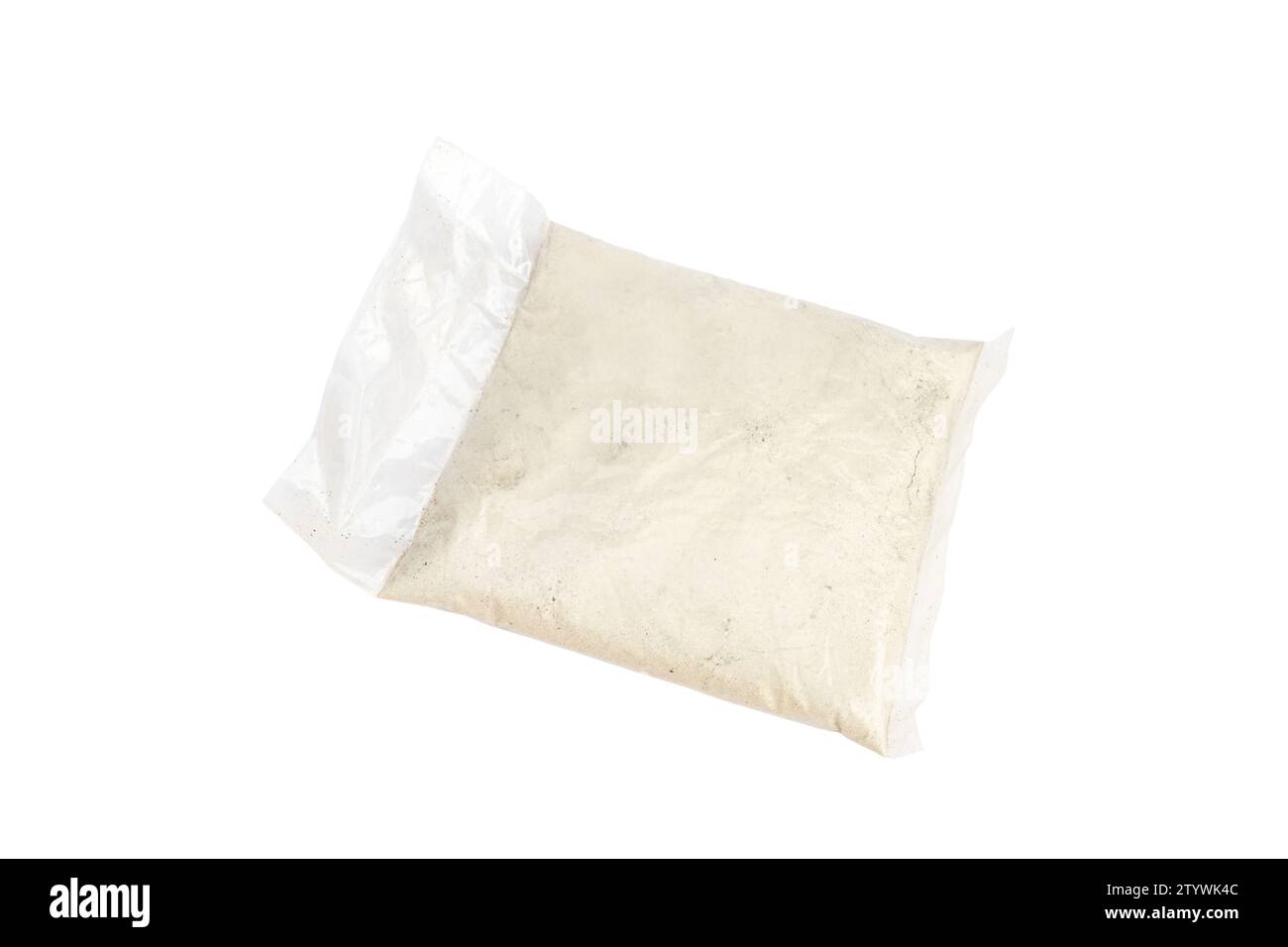 Abono de harina de hueso cubierto en una pequeña bolsa de plástico aislada sobre fondo blanco Foto de stock