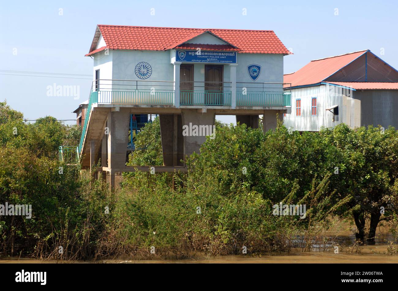 Centro de Salud, Kampong Phluk en Tonle Sap Lake, Camboya, Asia. Foto de stock