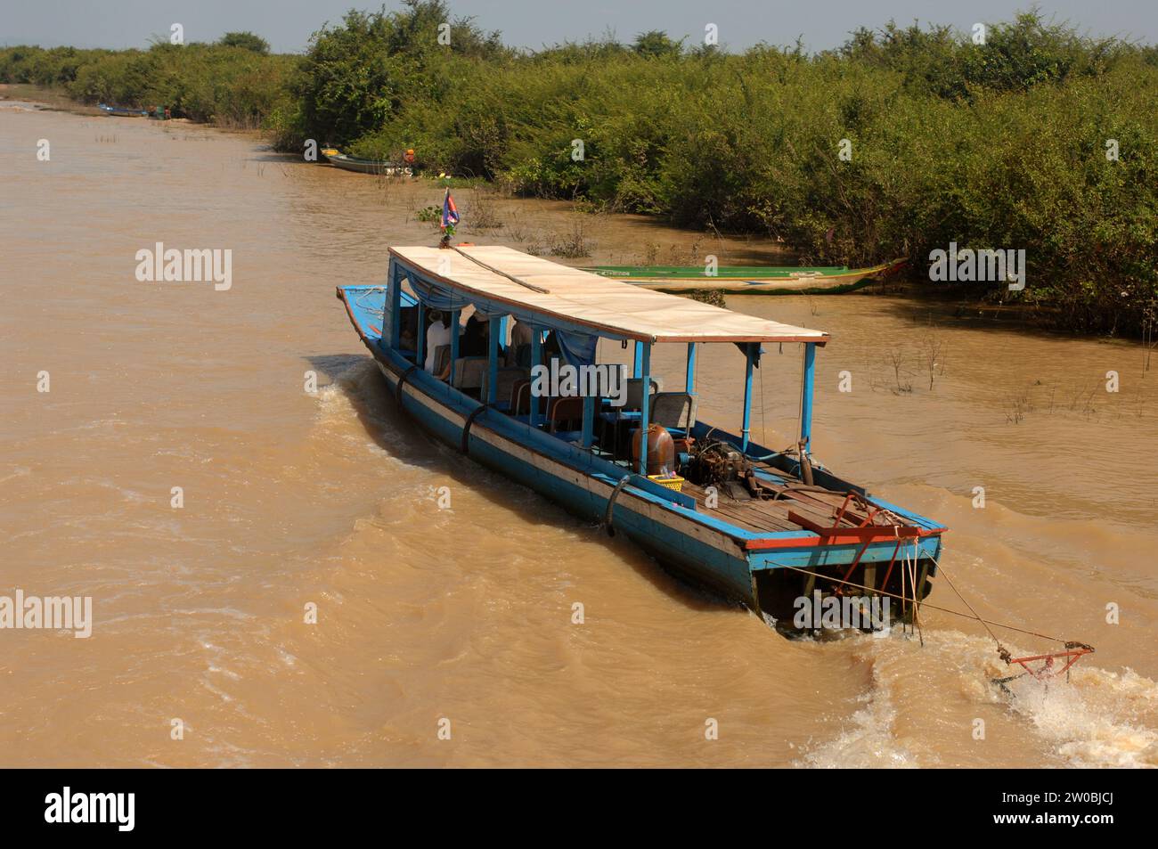 Barcos que se mueven a lo largo de las vías fluviales, pueblo flotante Kampong Phluk en Tonle Sap Lake, Camboya, Asia. Foto de stock