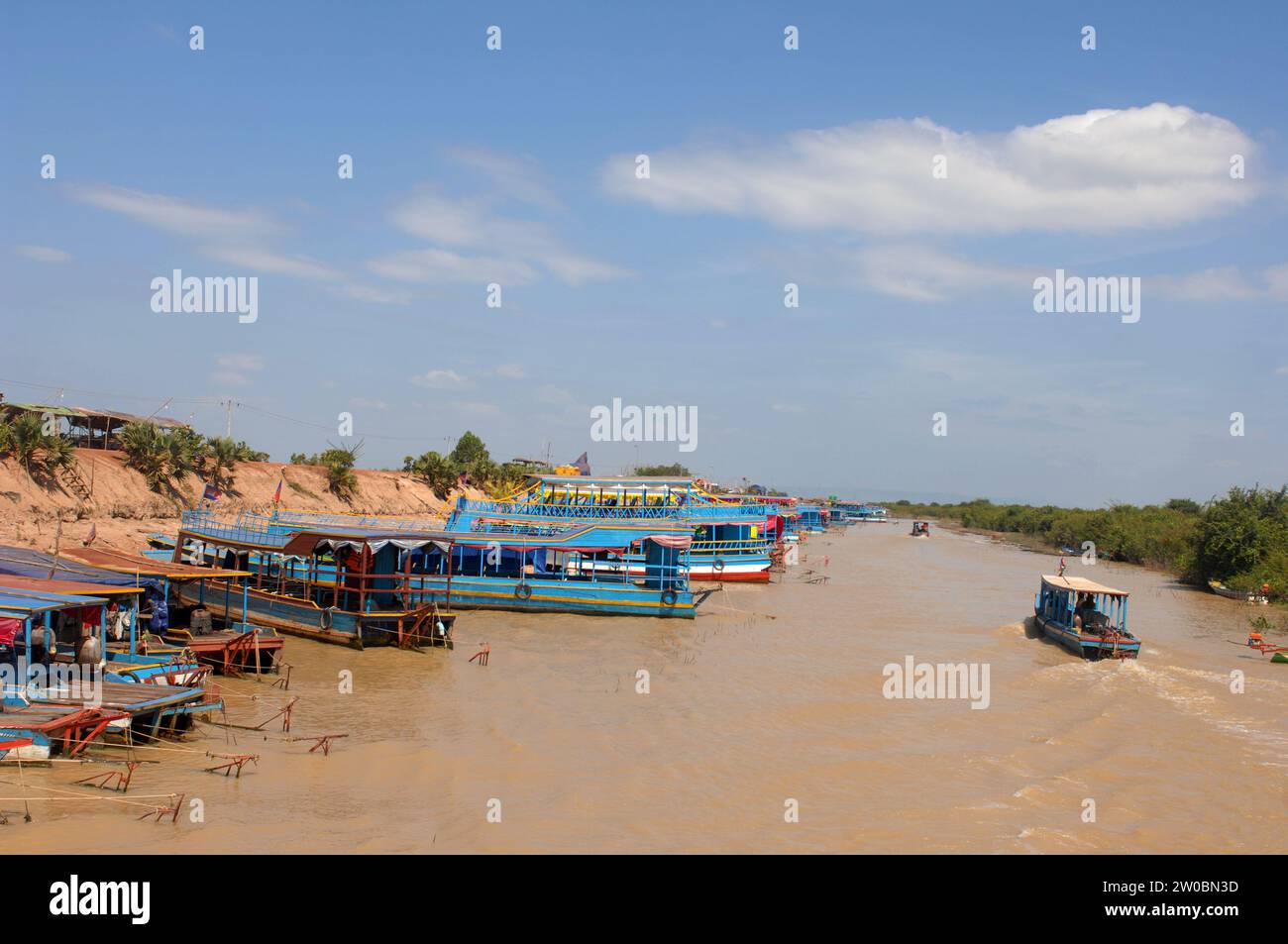 Barcos amarrados, señora que vende comida en una tienda flotante, pueblo flotante Kampong Phluk en Tonle Sap Lake, Camboya, Asia. Foto de stock