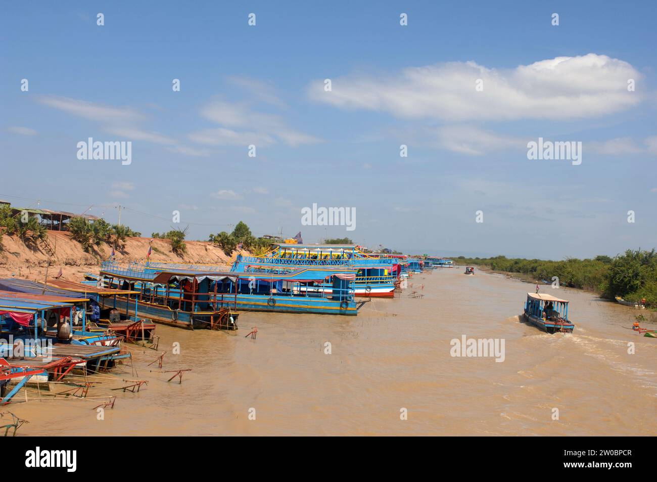Barcos amarrados, señora que vende comida en una tienda flotante, pueblo flotante Kampong Phluk en Tonle Sap Lake, Camboya, Asia. Foto de stock