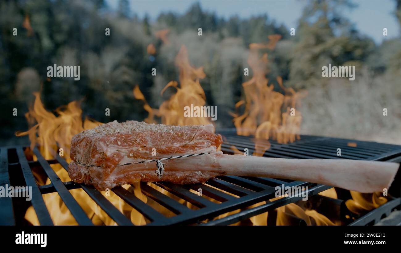 Carne cocinando sobre un fuego fotografías e imágenes de alta resolución -  Alamy